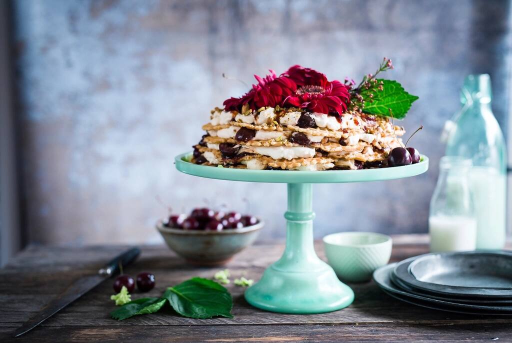 Emeletes esküvői torta tortaállványon, illusztráció