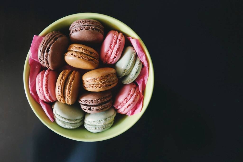 Macaron válogatás tálban, illusztráció