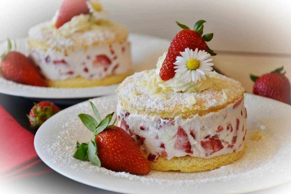 Krémrózsás torta közelről, illusztráció